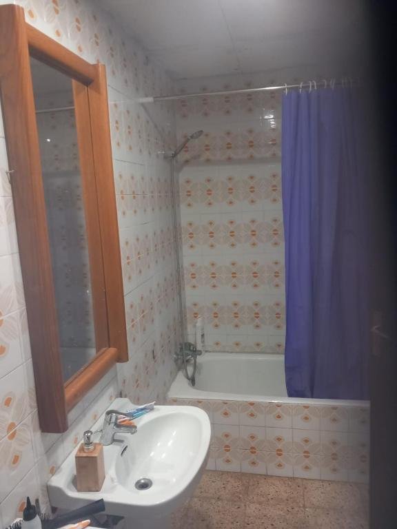 Baño compartido con bañera